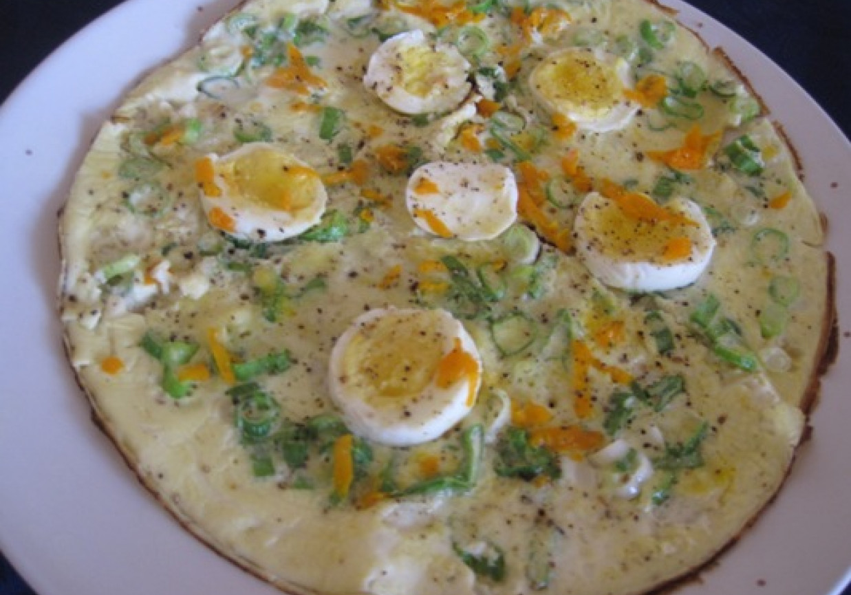 Omlet z gotowanym jajkiem i szczypiorkiem siekanym foto