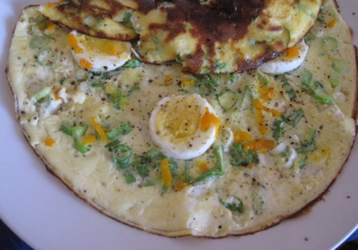 Omlet z gotowanym jajkiem i szczypiorkiem siekanym foto
