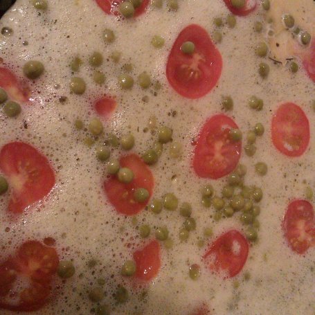 Krok 3 - Omlet z groszkiem i pomidorkami cherry foto