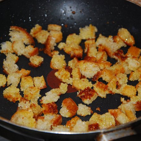 Krok 1 - Omlet z grzankami i żółtym serem foto