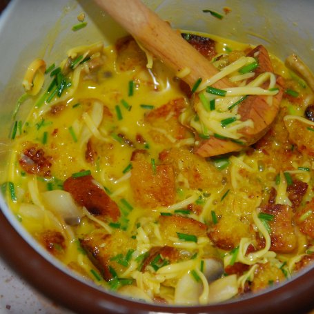 Krok 3 - Omlet z grzankami i żółtym serem foto
