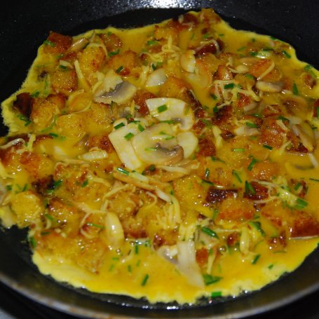Krok 4 - Omlet z grzankami i żółtym serem foto