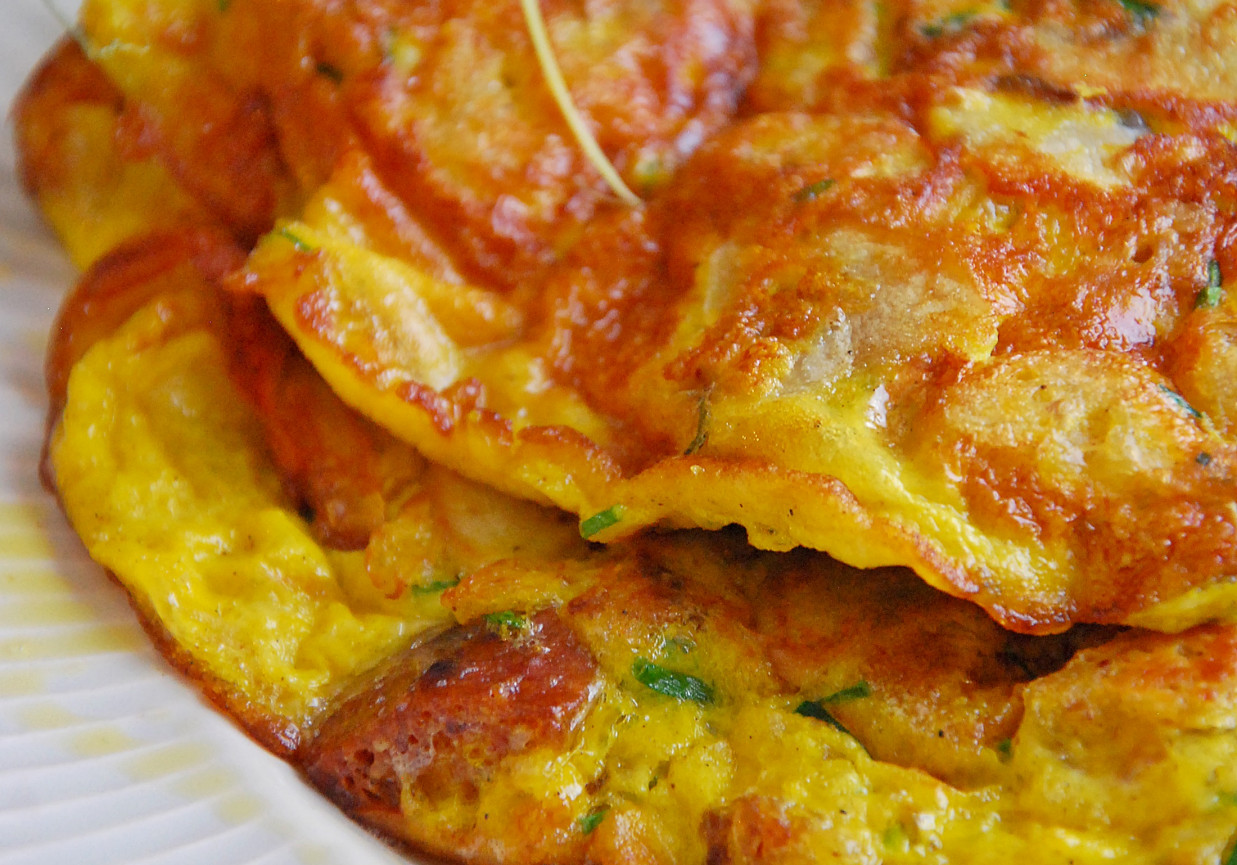 Omlet z grzankami i żółtym serem foto