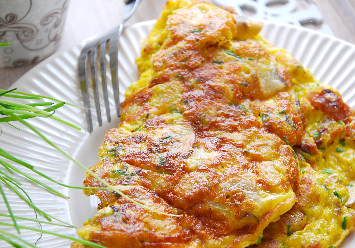 Omlet z grzankami i żółtym serem foto