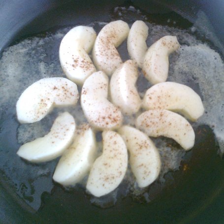 Krok 1 - Omlet z jabłkami i sosem czekoladowym foto