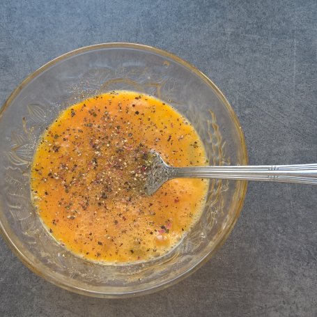 Krok 3 - Omlet z jarmużem, gorgonzolą i kiełkami brokuła foto
