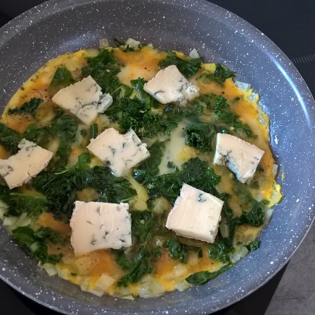 Krok 4 - Omlet z jarmużem, gorgonzolą i kiełkami brokuła foto