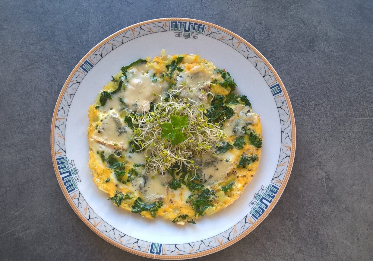 Omlet z jarmużem, gorgonzolą i kiełkami brokuła foto