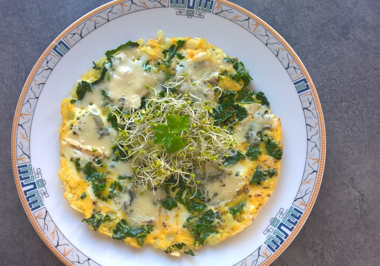 Omlet z jarmużem, gorgonzolą i kiełkami brokuła foto