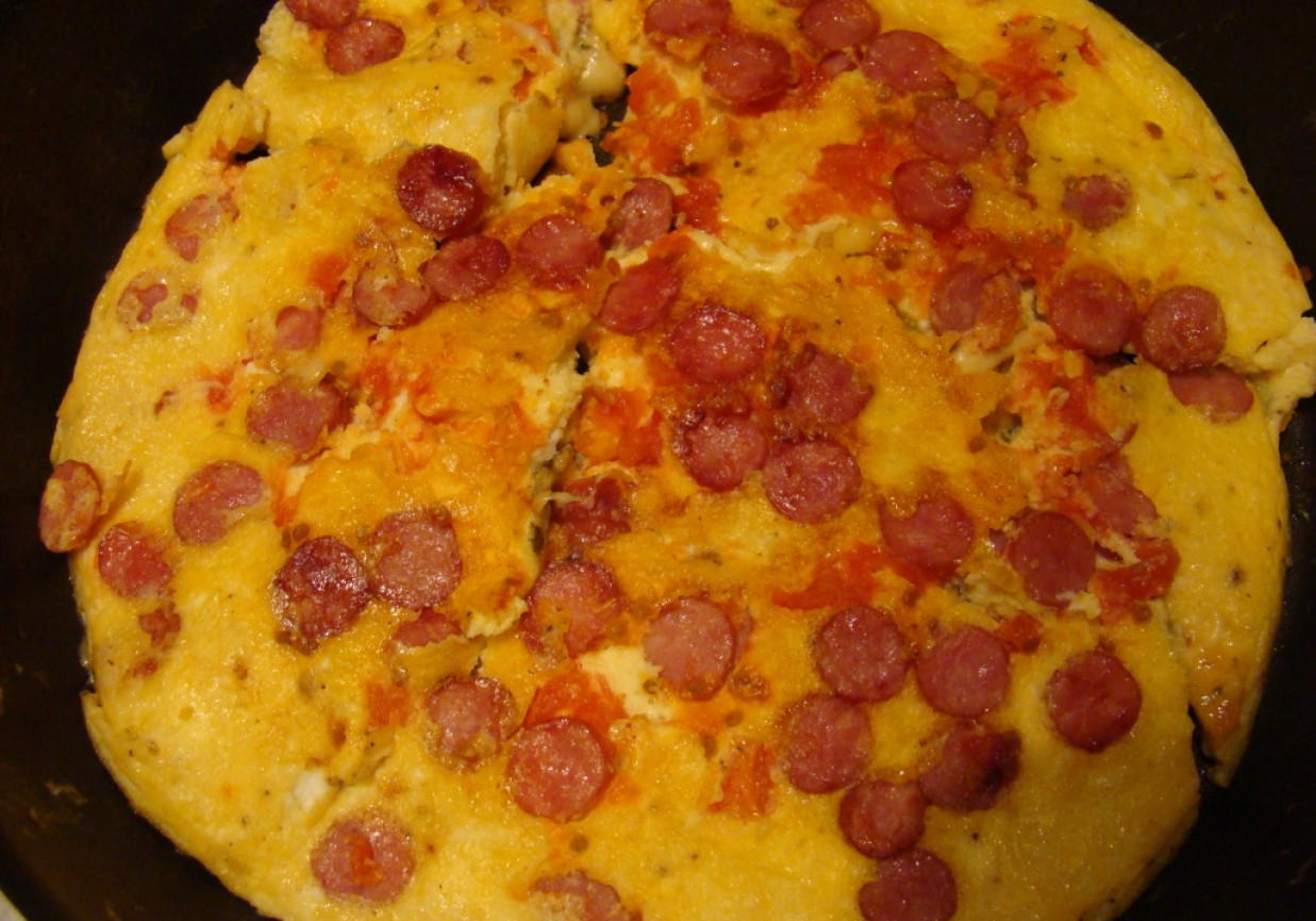 Omlet z kabanosami i pomidorami foto