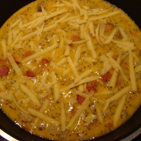 Krok 4 - Omlet z kabanosami i pomidorami foto