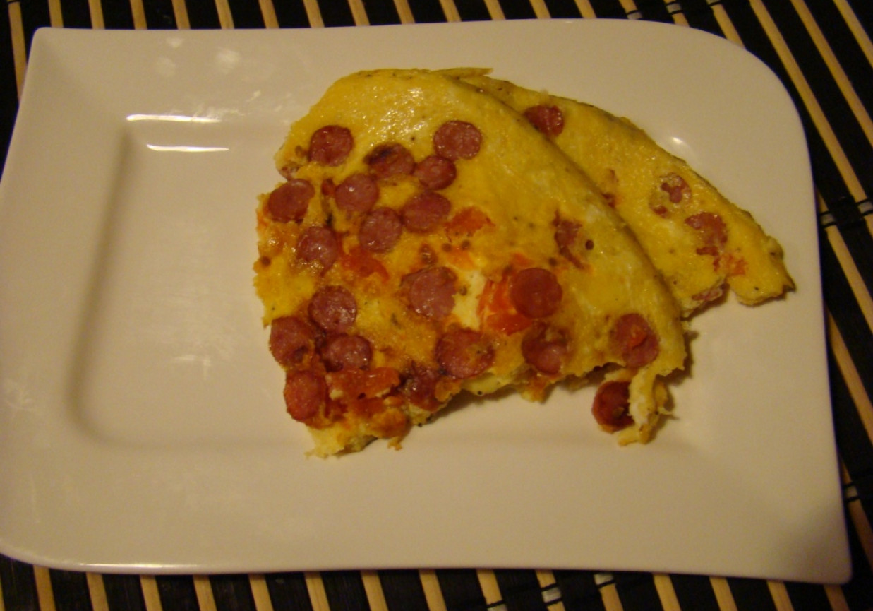 Omlet z kabanosami i pomidorami foto