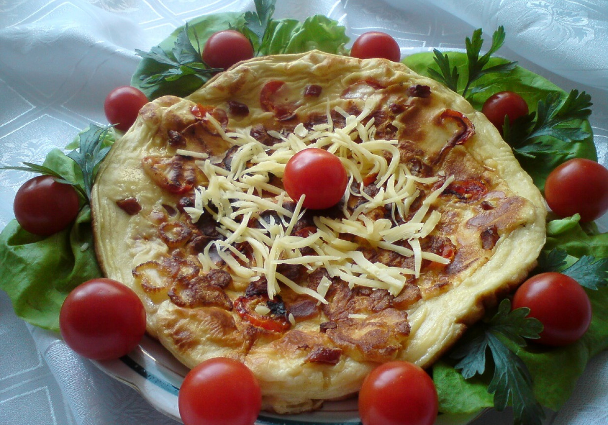 Omlet z kabanosami i warzywami foto