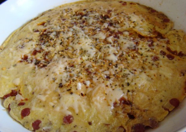 Fotografia przedstawiająca Omlet z kabanosem i serem żółtym