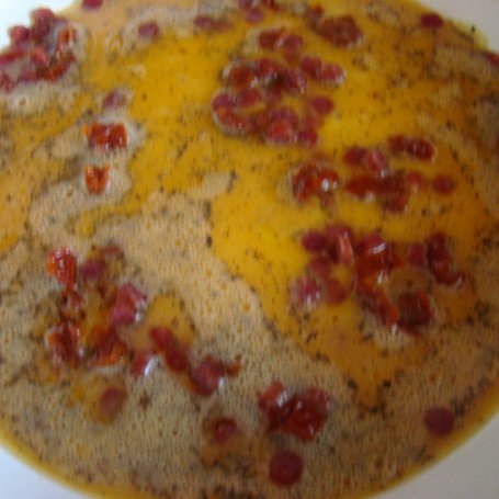 Krok 4 - Omlet z kabanosem i serem żółtym  foto