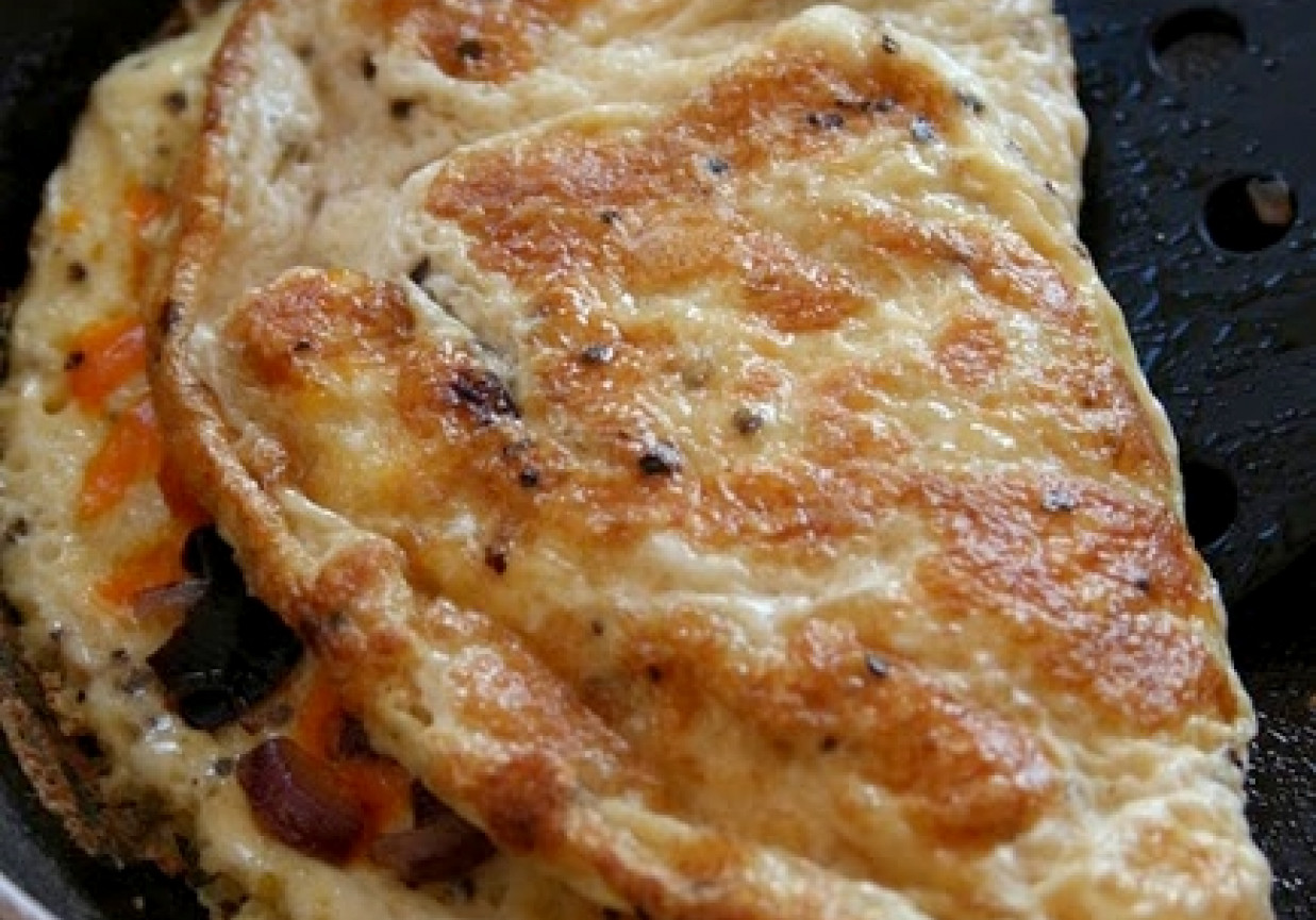 Omlet z karmelizowaną cebulką i serem Red Leicester foto