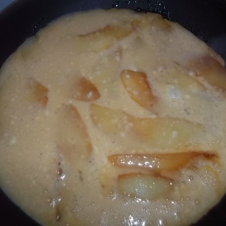 Krok 3 - Omlet z karmelizowaną gruszką foto