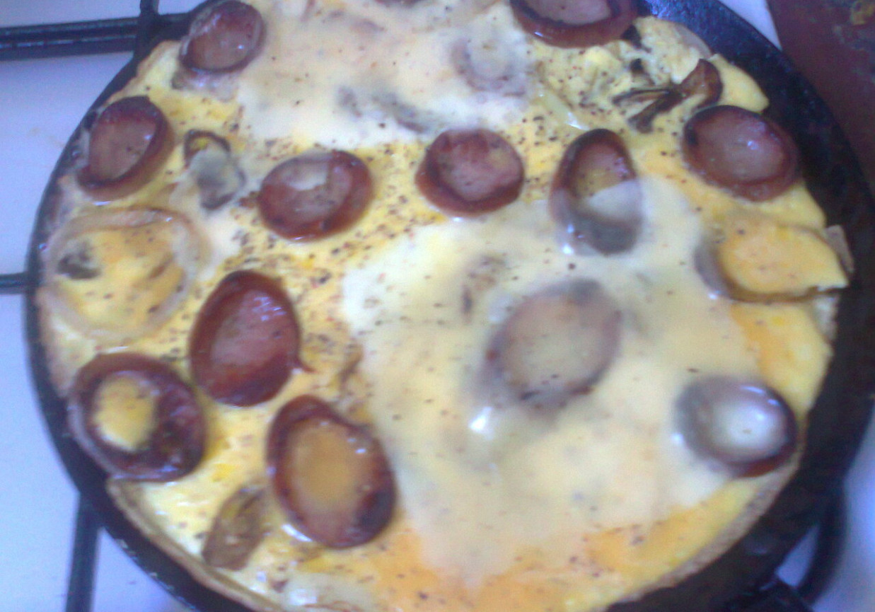 omlet z kiełbasą, cebulą i żółtym serem foto