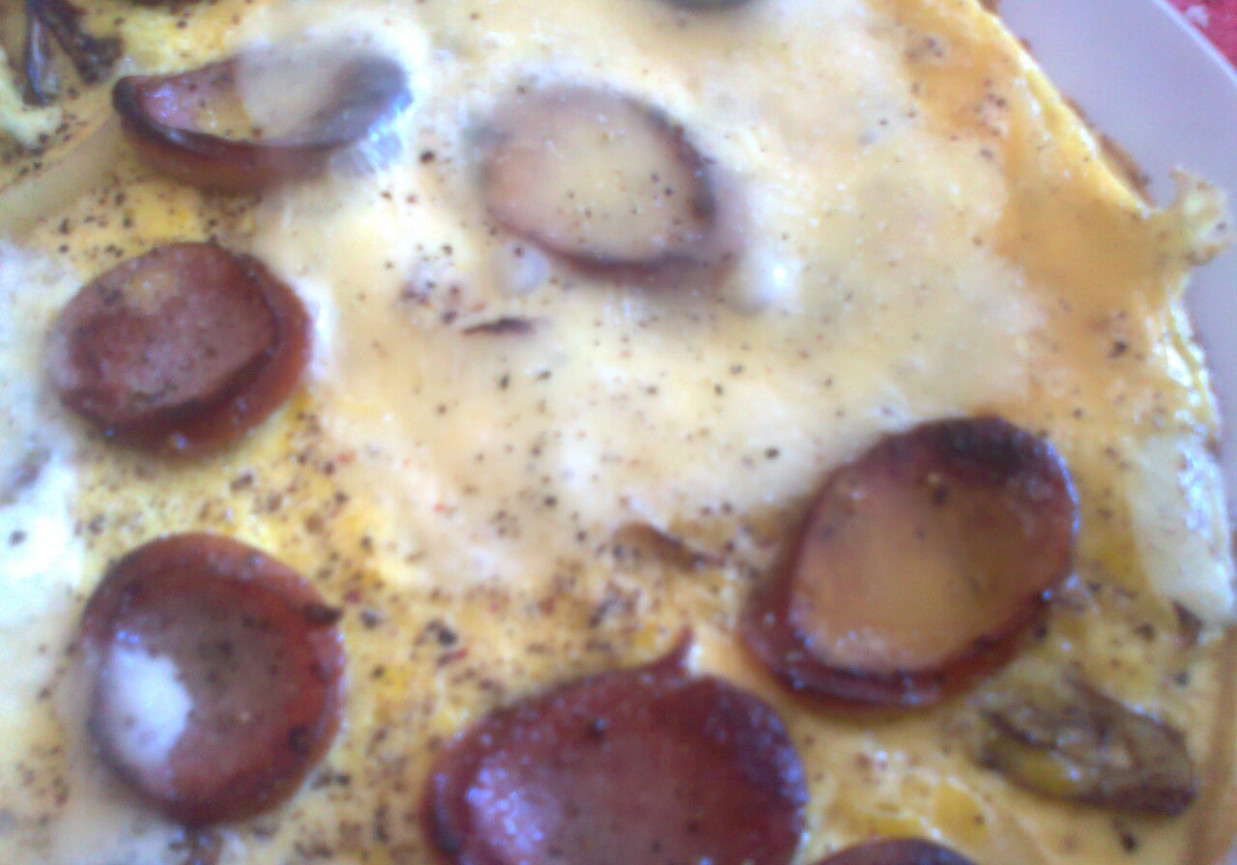 omlet z kiełbasą, cebulą i żółtym serem foto
