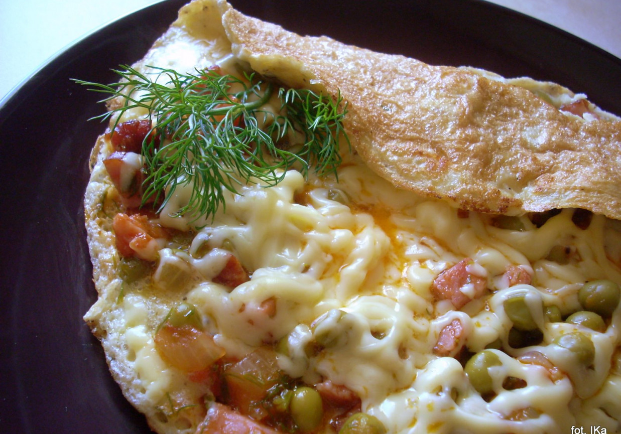 Omlet z kiełbasą, groszkiem i pomidorami foto