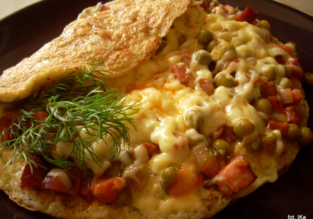 Omlet z kiełbasą, groszkiem i pomidorami foto