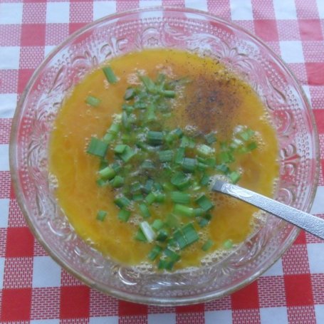 Krok 2 - Omlet z kiełbasą i cebulą na boczku foto