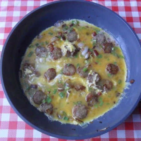 Krok 3 - Omlet z kiełbasą i cebulą na boczku foto