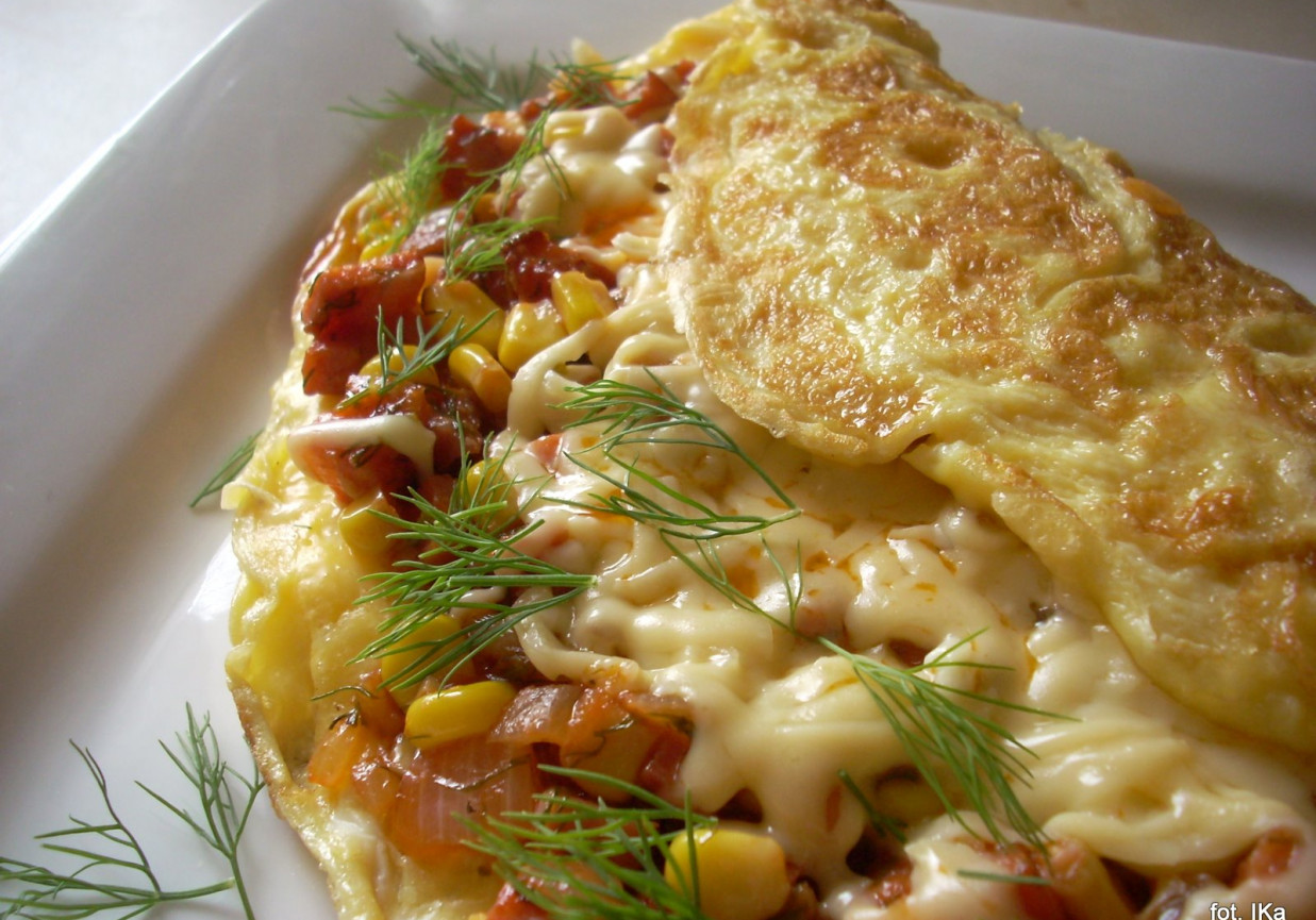 Omlet z kiełbasą, kukurydzą i serem foto