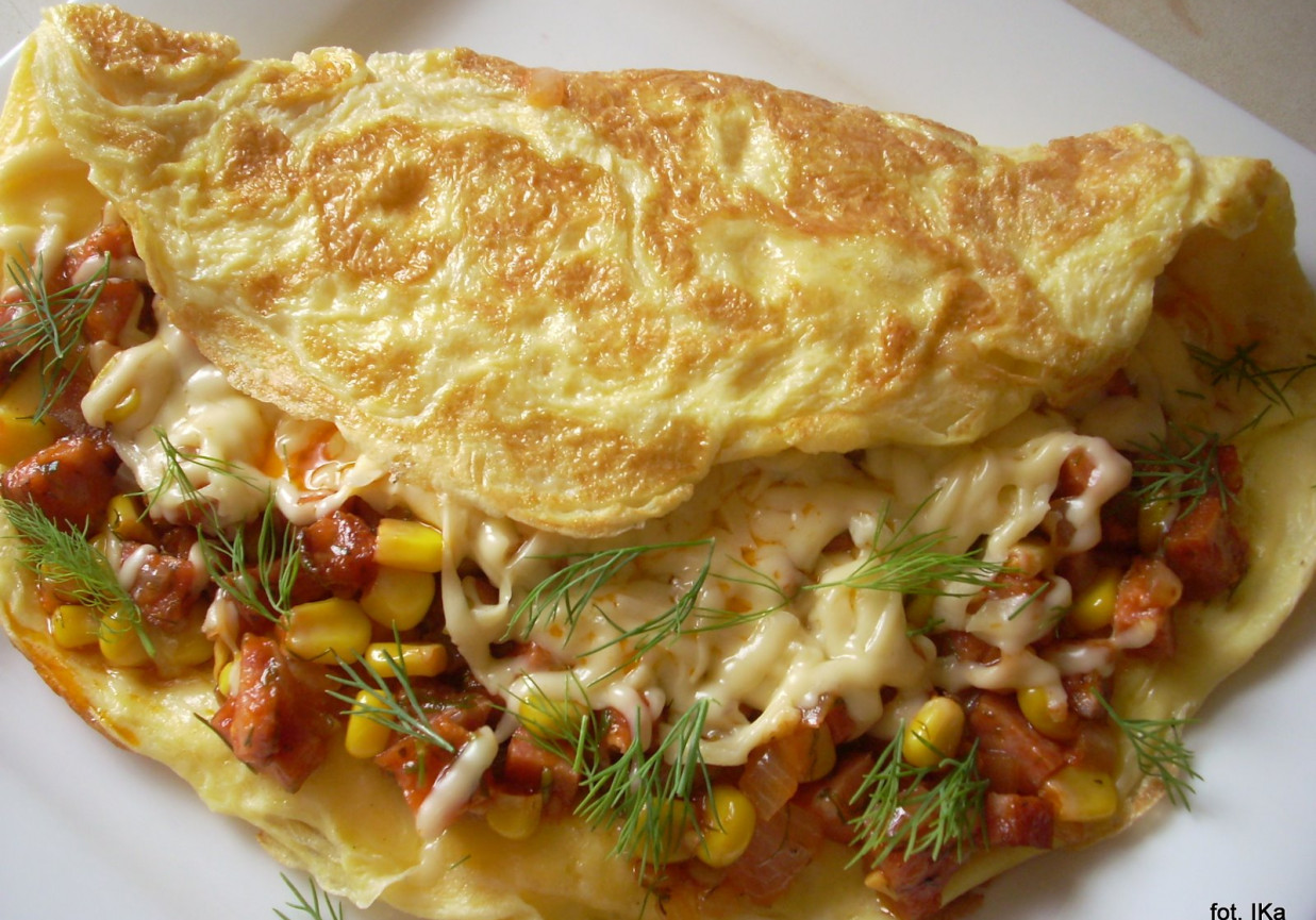 Omlet z kiełbasą, kukurydzą i serem foto