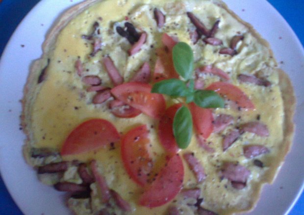 Fotografia przedstawiająca omlet z kiełbasą śląską i pomidorem