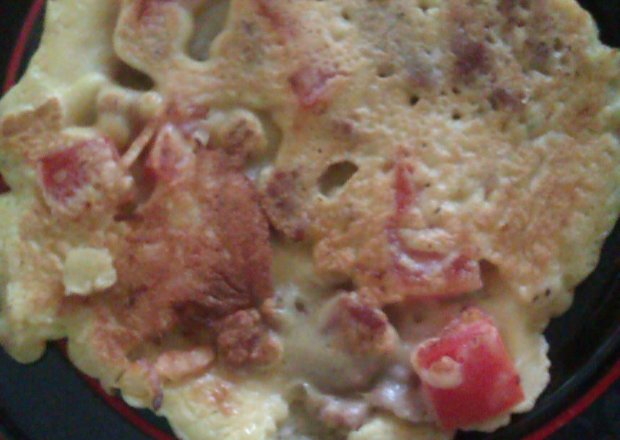 Fotografia przedstawiająca omlet z kiełbasą wiejską i pomidorem