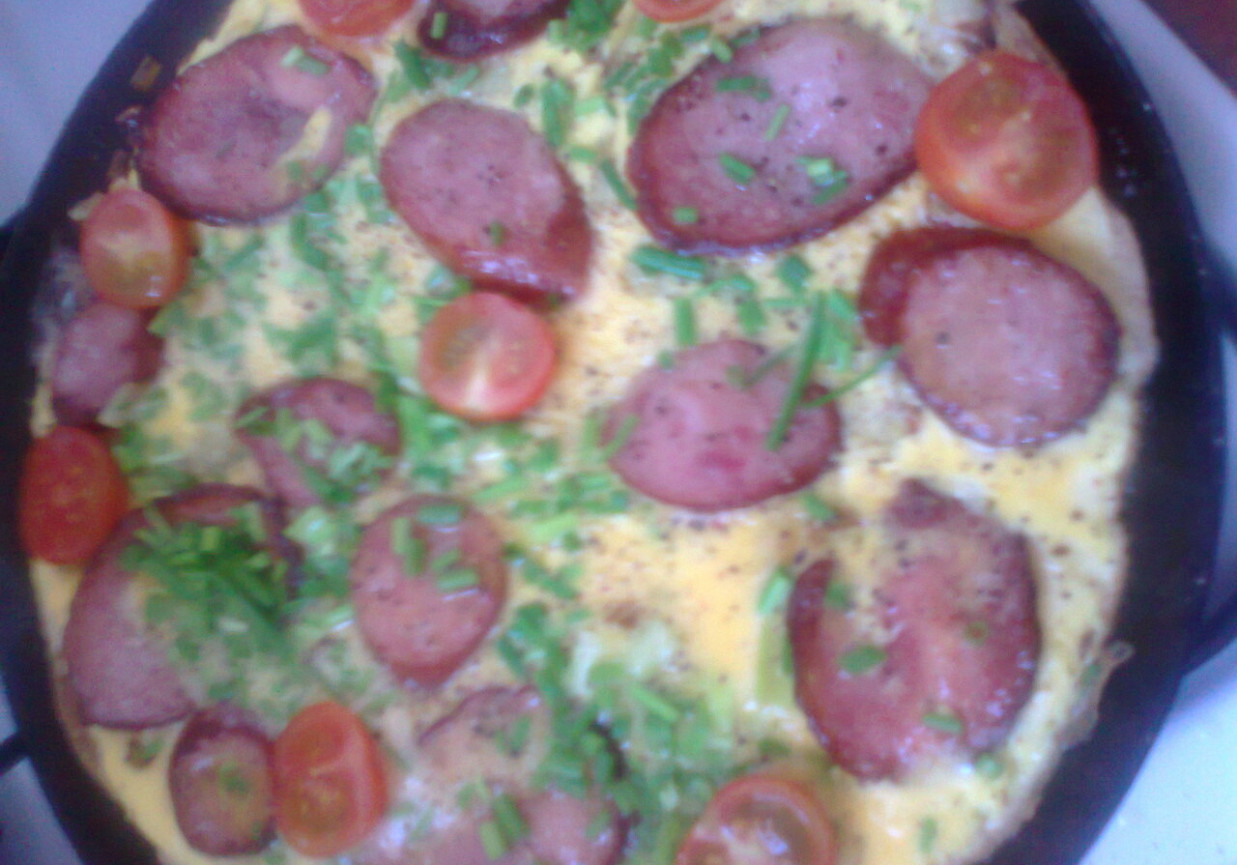 omlet z kiełbasami, pomidorami cherry i szczypiorkiem foto