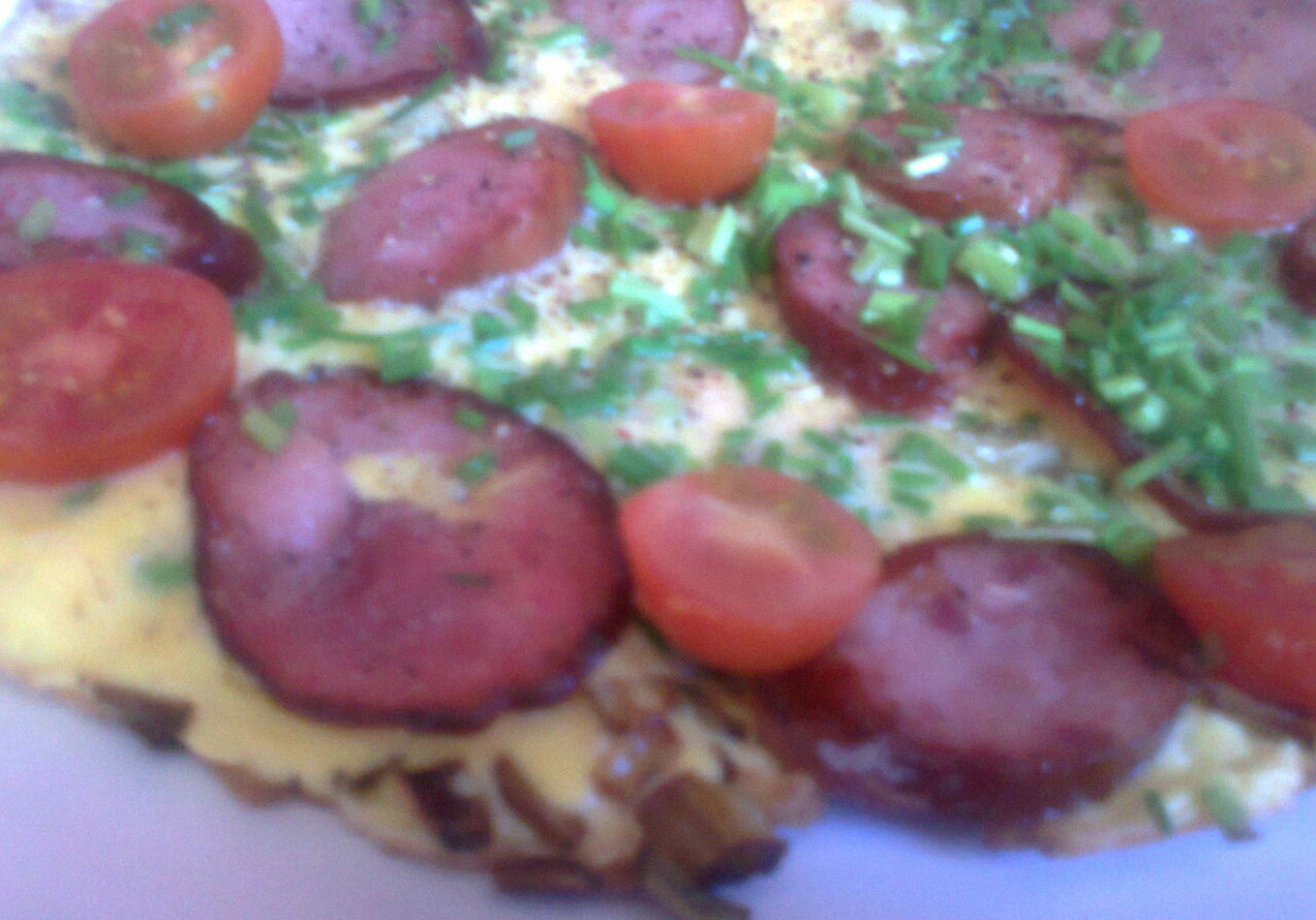 omlet z kiełbasami, pomidorami cherry i szczypiorkiem foto