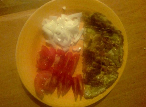 Fotografia przedstawiająca Omlet z kiełbaską i warzywami