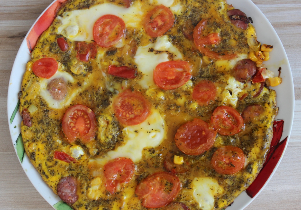 Omlet z kukurydzą, kiełbasą i pomidorami foto