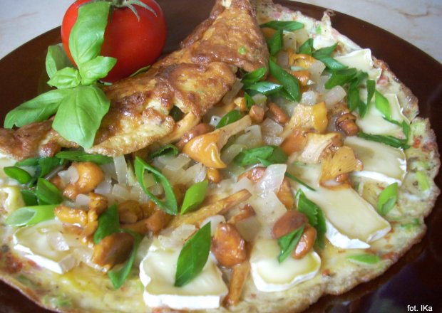 Fotografia przedstawiająca Omlet z kurkami i serem pleśniowym