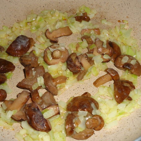 Krok 1 - Omlet z leśnymi grzybami i mozzarellą foto