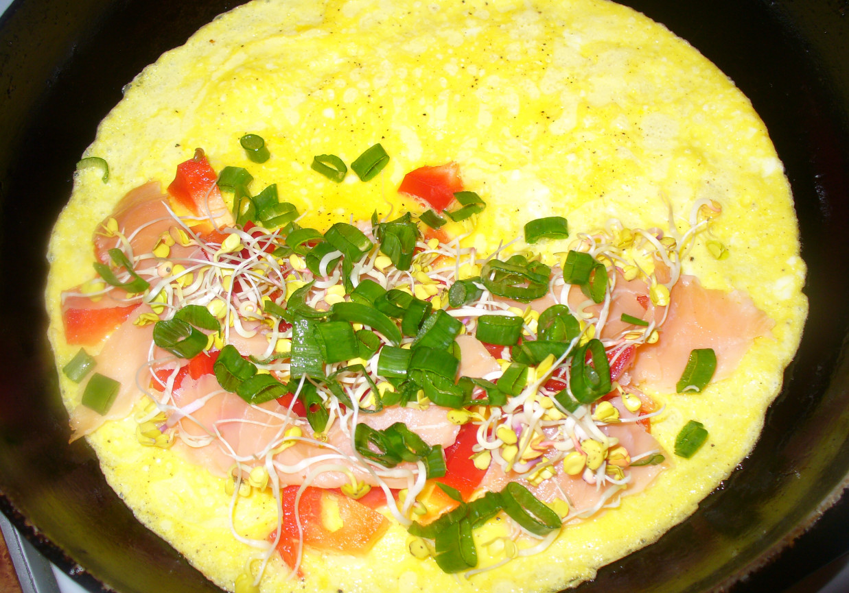 Omlet z łososiem wędzonym  foto