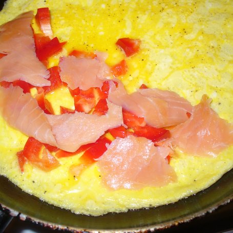 Krok 3 - Omlet z łososiem wędzonym  foto