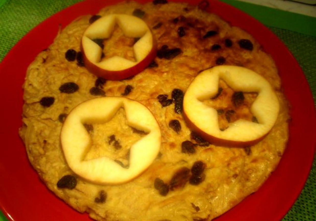 Omlet z makaronem  i jabłkiem foto