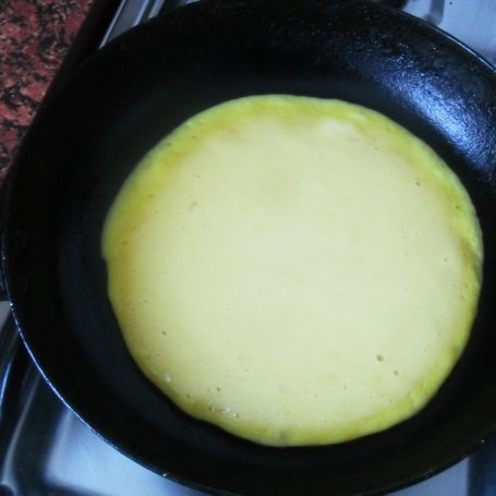 Krok 1 - Omlet z miodem i śliwkami foto