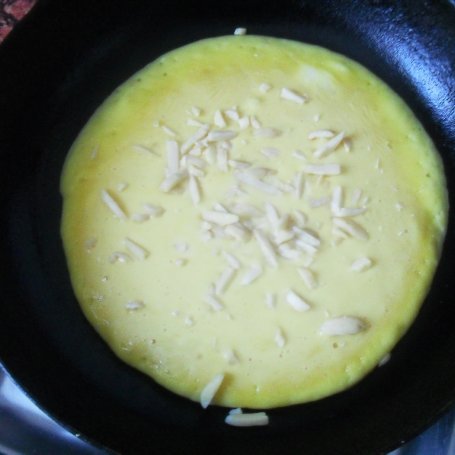 Krok 2 - Omlet z miodem i śliwkami foto