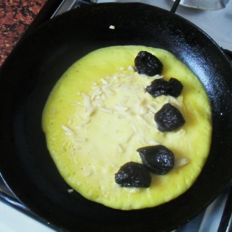 Krok 3 - Omlet z miodem i śliwkami foto