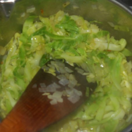 Krok 2 - Omlet z młodą kapustą foto