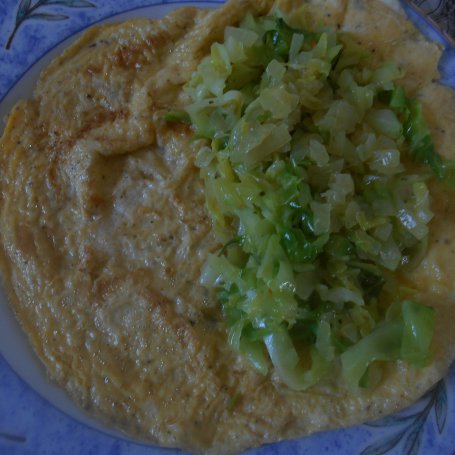 Krok 5 - Omlet z młodą kapustą foto