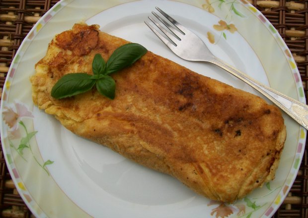 Fotografia przedstawiająca Omlet z mozzarellą i pomidorem