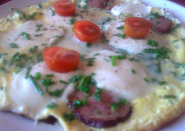 Fotografia przedstawiająca omlet z mozzarellą i szczypiorkiem