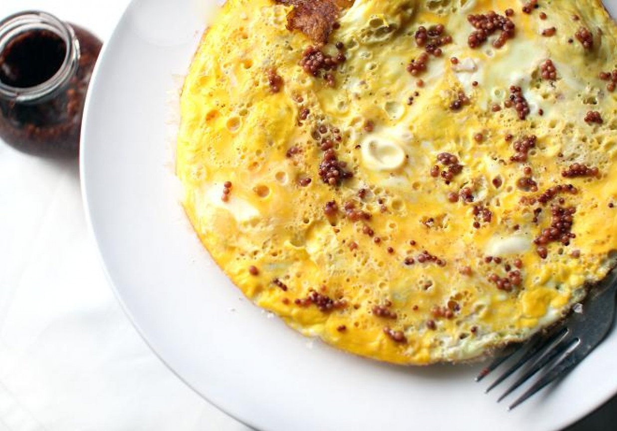 Omlet z musztardą z całymi ziarnami gorczycy foto