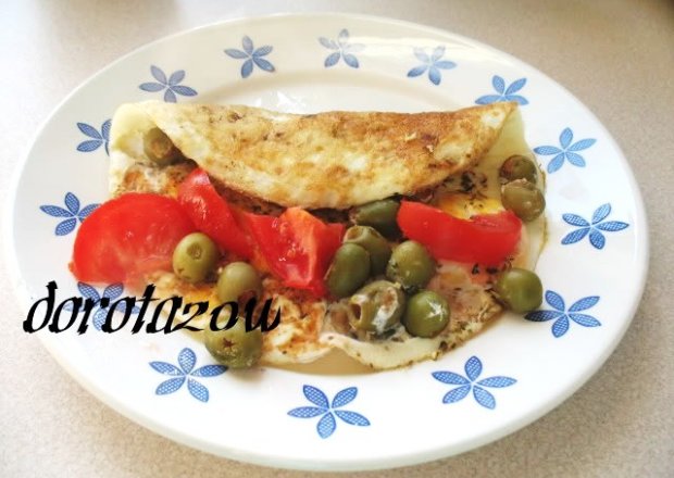 Fotografia przedstawiająca Omlet z oliwkami i pomidorem