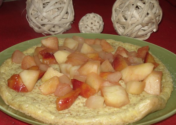 Fotografia przedstawiająca Omlet z otrębami i kaszą jaglaną - w wersji ze słodkimi owocami